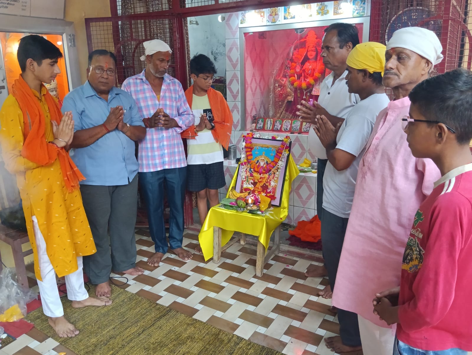 विश्वकर्मा जंयती पर बरखेड़ा चीनी मिल में आयोजित हवन पूजन में मौजूद अधिकारी व कर्मचारी । संवाद