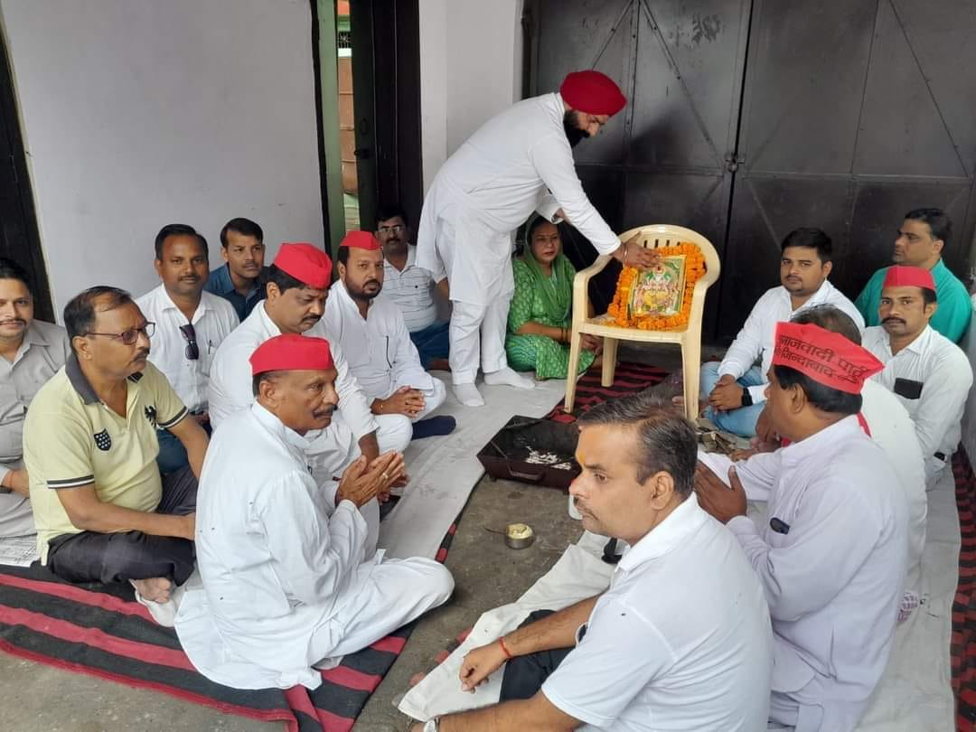 विश्वकर्मा जंयती पर बरखेड़ा चीनी मिल में आयोजित हवन पूजन में मौजूद अधिकारी व कर्मचारी । संवाद