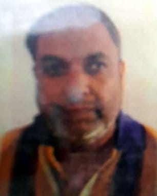 बेलरायां मृतक कुमार गुप्ता के घर पर लगी भीड़ बेलरायां मृतक कुमार गुप्ता के घर पर लगी भीड़