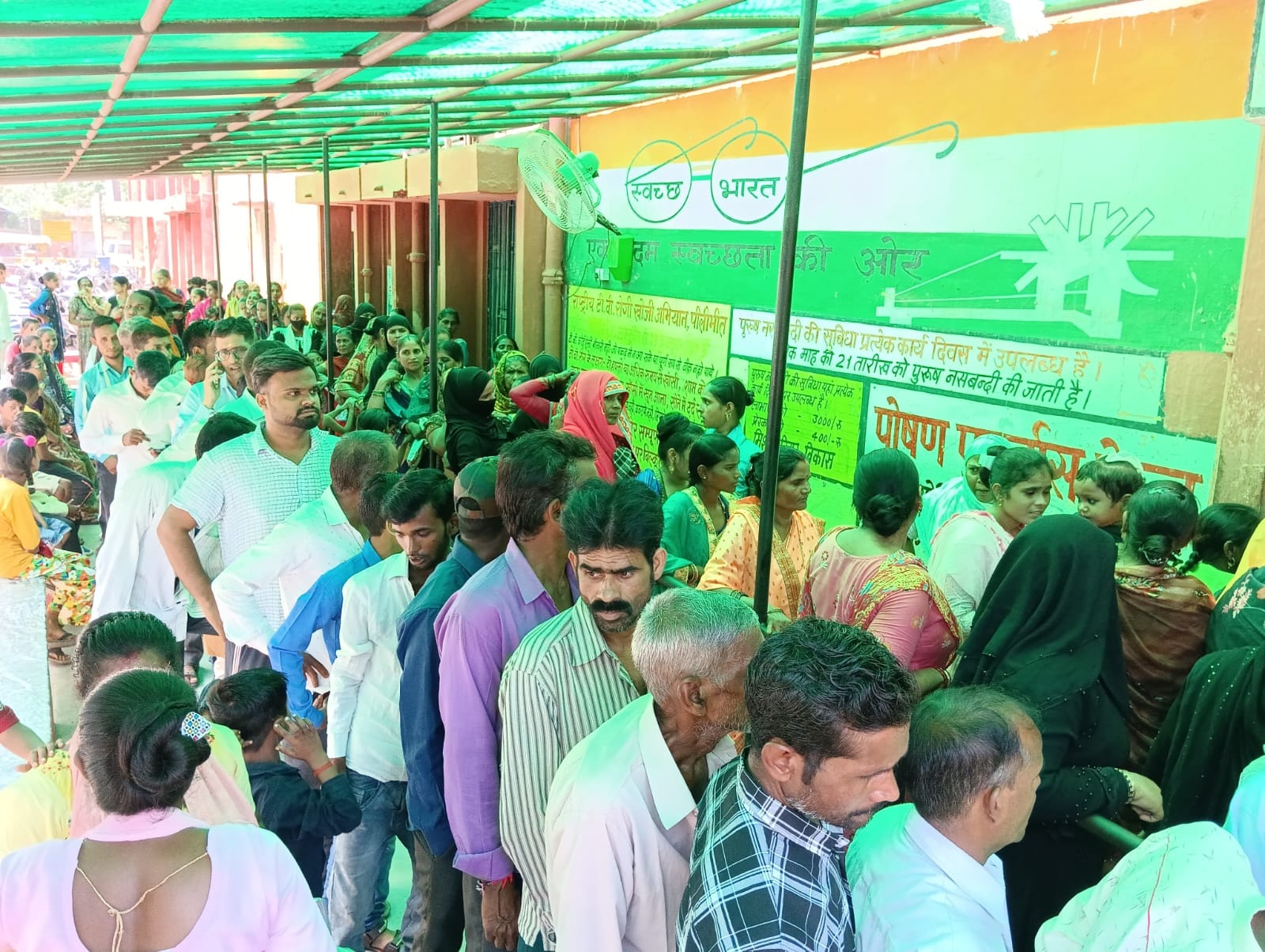 जिला चिकित्सालय में बच्चो को देखते चिकित्सक । संवाद