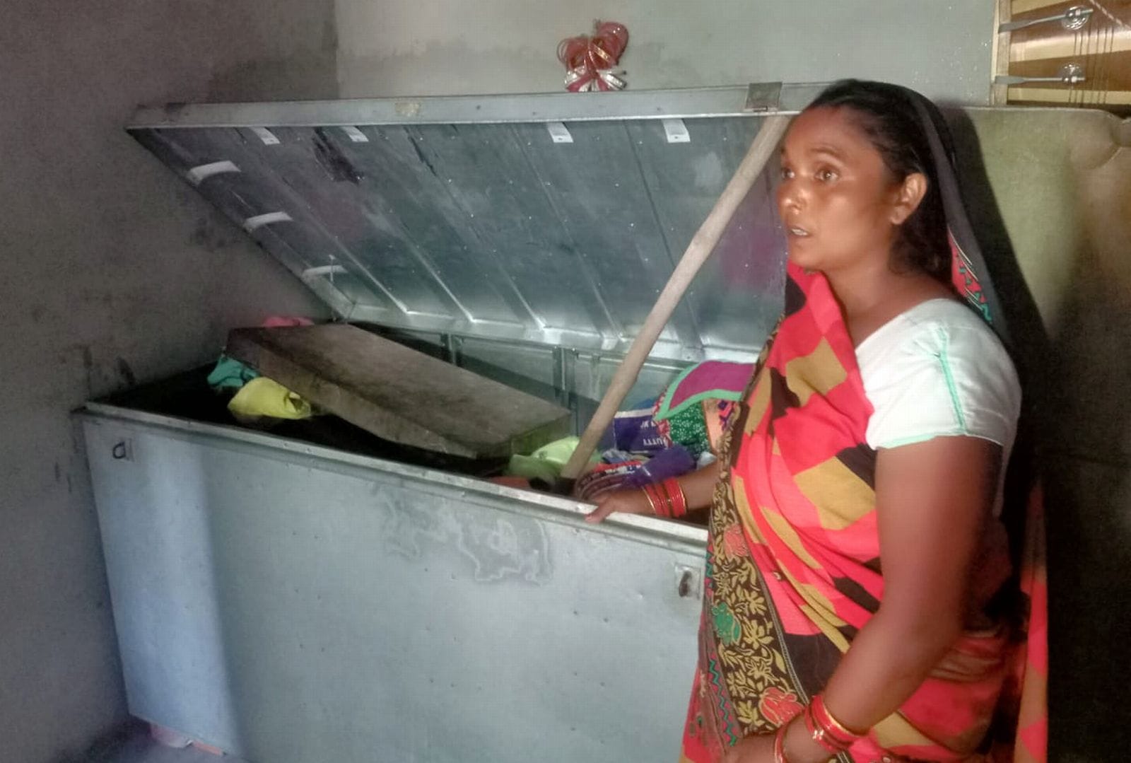 जरीफनगर इलाके में घटना के बाद घर में बिखरा पड़ा सामान। संवाद