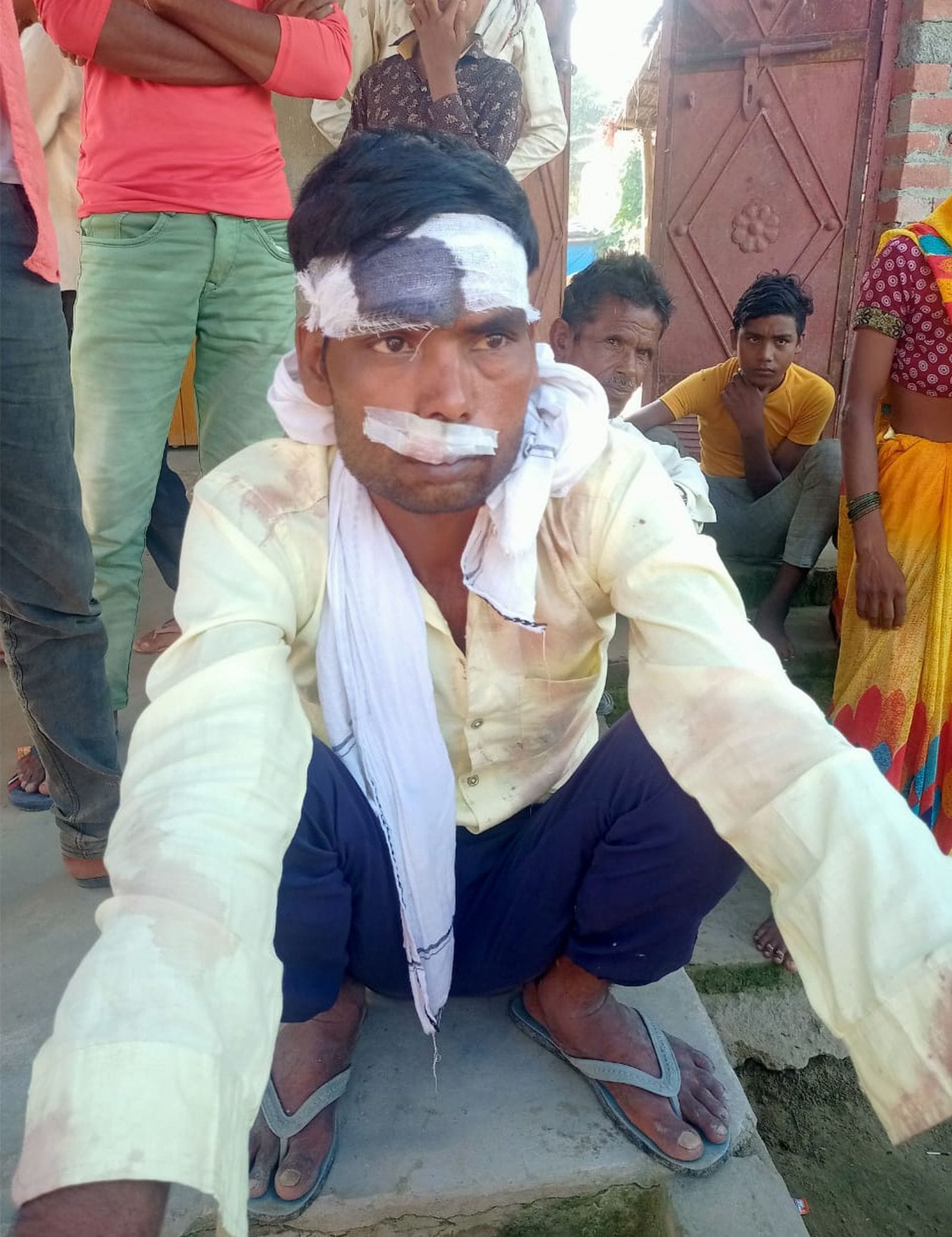 जरीफनगर इलाके में घटना के बाद घर में बिखरा पड़ा सामान। संवाद