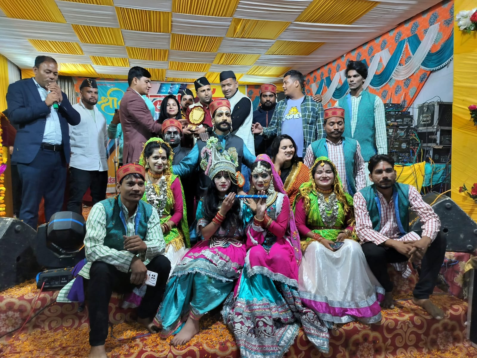 ल्वाणी में आयोजित मेले के प्रतिभागी।