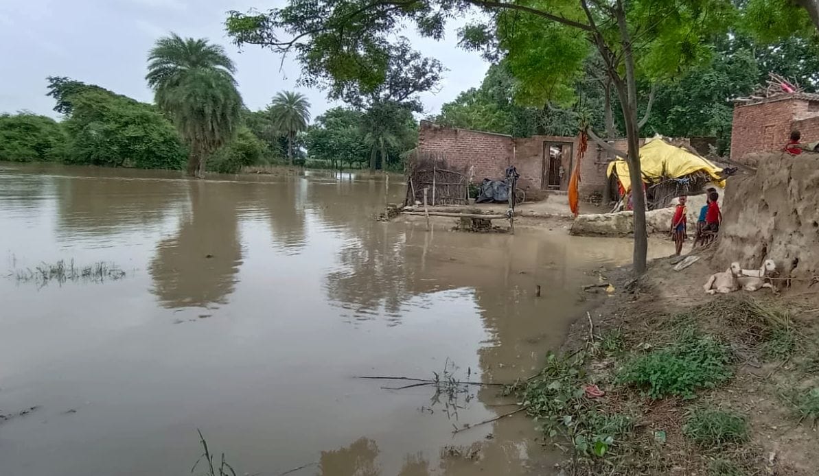मिर्जापुर के गांव कुंडरी आश्रम में बाढ़ घटने के बाद भू कटाव करती रामगंगा नदी।बाढ़ पीड़ित