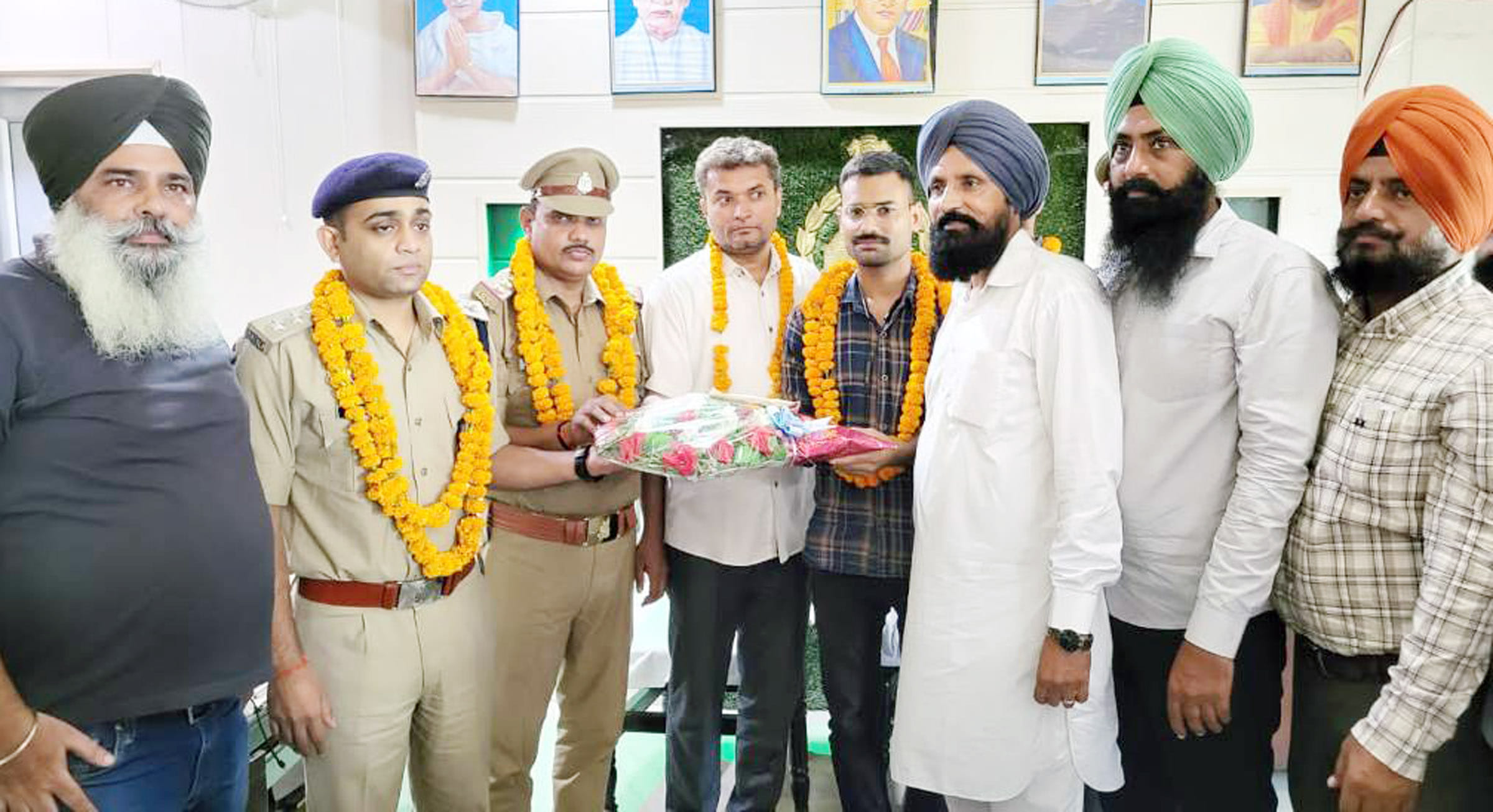 पलिया कोतवाली में अभियुक्तों के साथ पुलिस टीम।