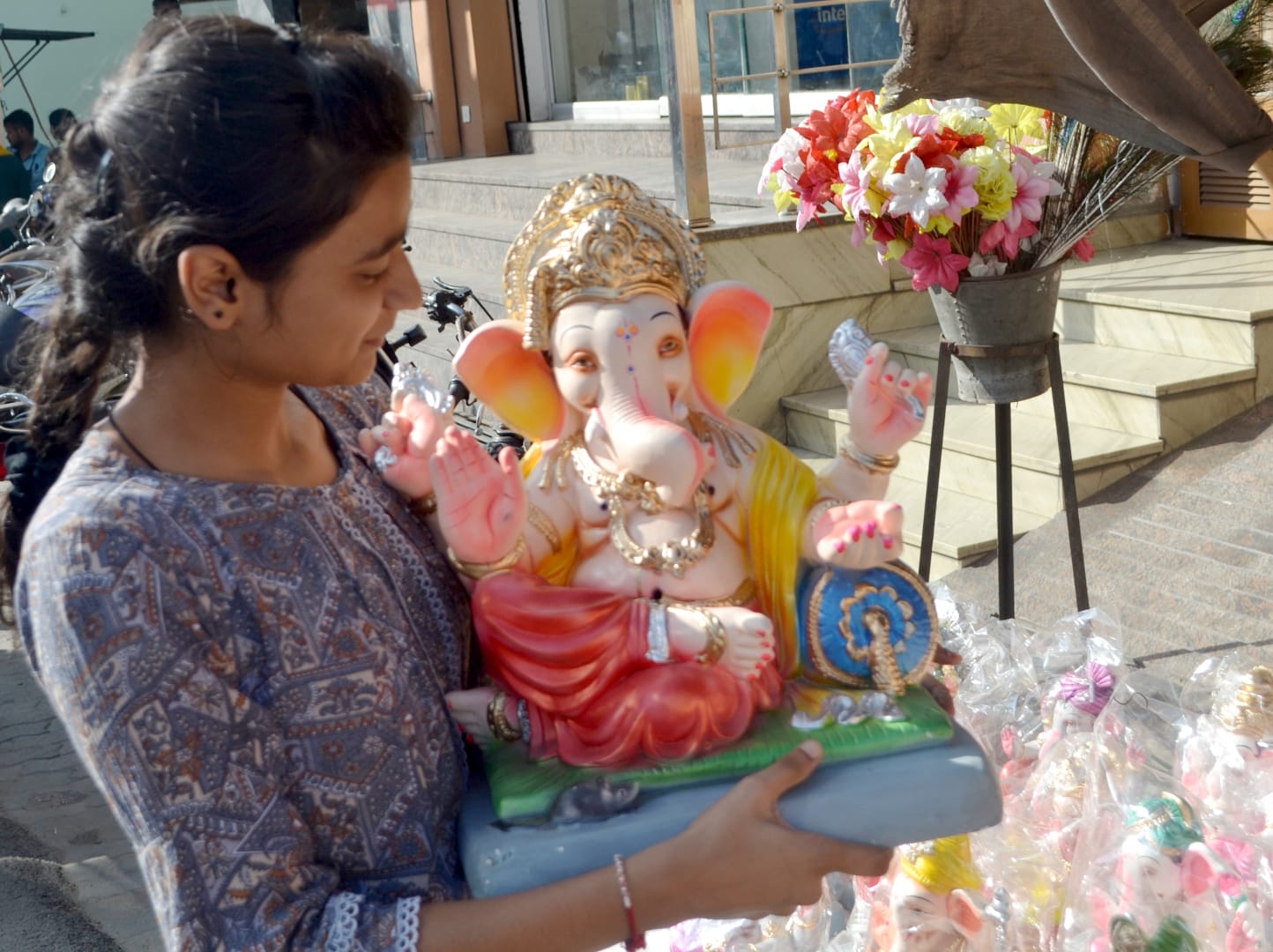 शामली दुकानो   गणेश जी महराज की मुर्ति की खरिदारी करते  लोग