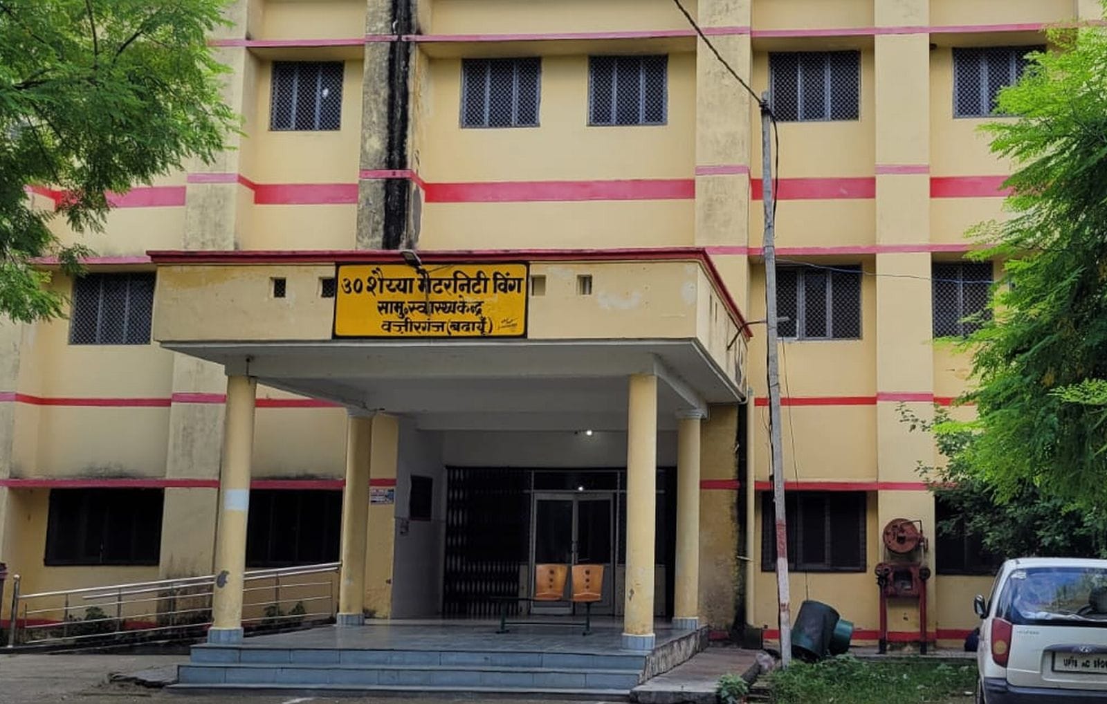 बांस बरोलिया में मिले डेंगू मरीजों को रैफर करती टीम। संवाद