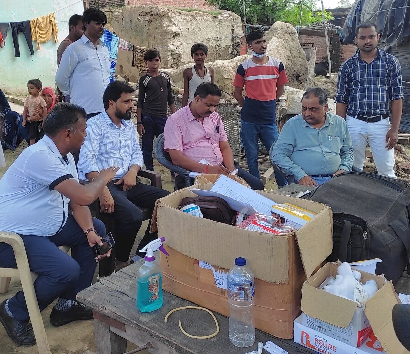 बांस बरोलिया में मिले डेंगू मरीजों को रैफर करती टीम। संवाद