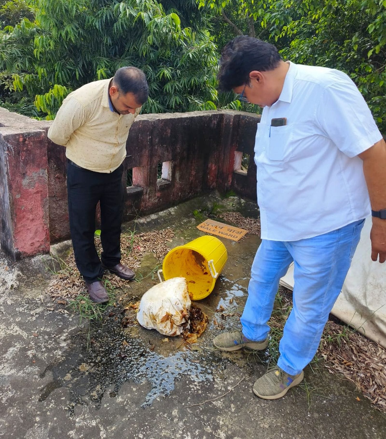 बांस बरोलिया में मिले डेंगू मरीजों को रैफर करती टीम। संवाद