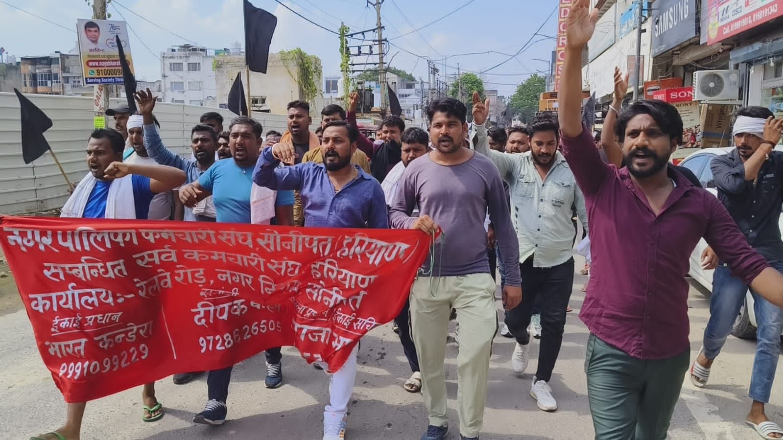 फोटो 11. सोनीपत में रेलवे रोड पर काले झंडे के साथ जुलूस निकालते सफाई कर्मचारी। संवाद फोटो 11. सोनीपत में रेलवे रोड पर काले झंडे के साथ जुलूस निकालते सफाई कर्मचारी। संवाद