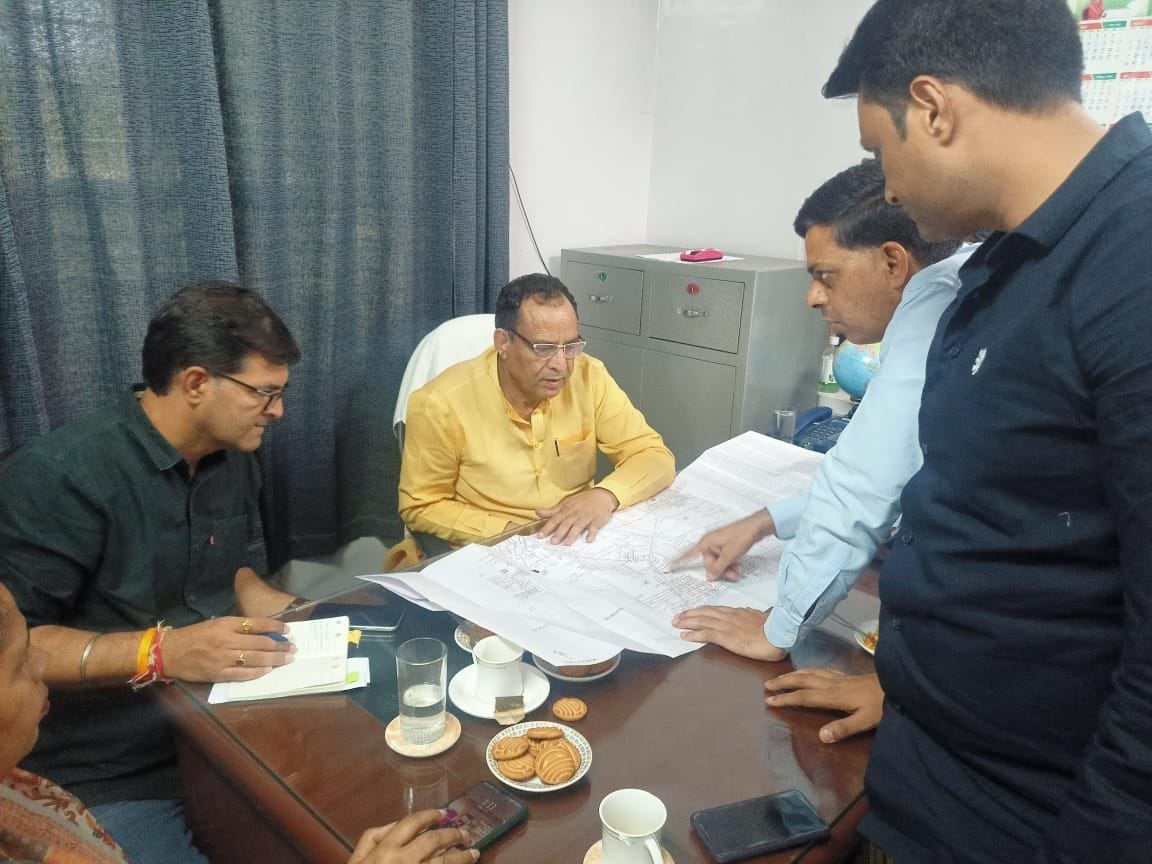 फोटो 39. नगर पालिका कार्यालय में प्रस्तावित सीवर और पेयजल प्रोजेक्ट को लेकर अधिकारियों संग समीक