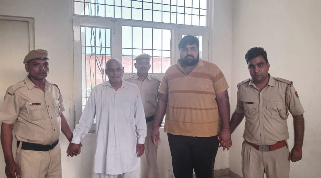 फोटो :41: गांव लाठ में दोहरे हत्याकांड के मामले में गिरफ्तार आरोपी पुलिस टीम के साथ। स्रोत : पु फोटो :41: गांव लाठ में दोहरे हत्याकांड के मामले में गिरफ्तार आरोपी पुलिस टीम के साथ। स्रोत : पु