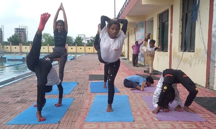 जिला स्पोर्ट स्टेडियम में योग करती छात्राएं। संवाद जिला स्पोर्ट स्टेडियम में योग करती छात्राएं। संवाद