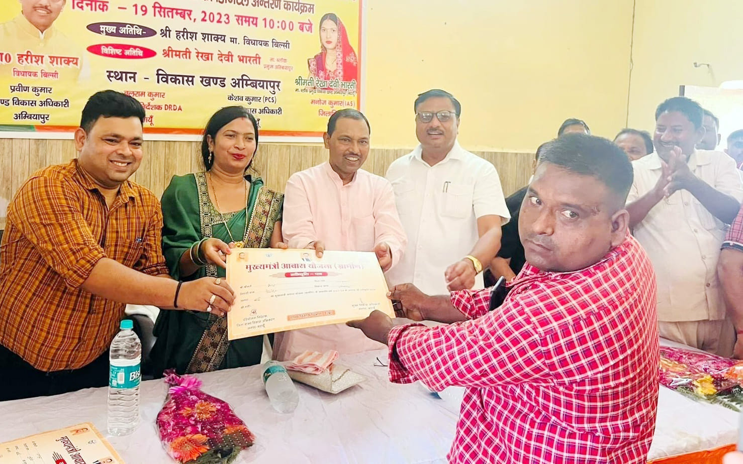 सालारपुर ब्लाक में मुख्यमंत्री आवास ग्रामीण योजना के अंत्रगत दिव्यांगों को स्वीकृति-पत्र देते व