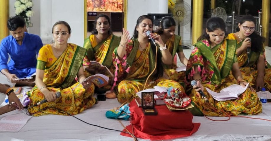 सुल्तानपुर पट्टी में बप्पा की मूर्ति की स्थापना करते श्रद्धालु। संवाद सुल्तानपुर पट्टी में बप्पा की मूर्ति की स्थापना करते श्रद्धालु। संवाद