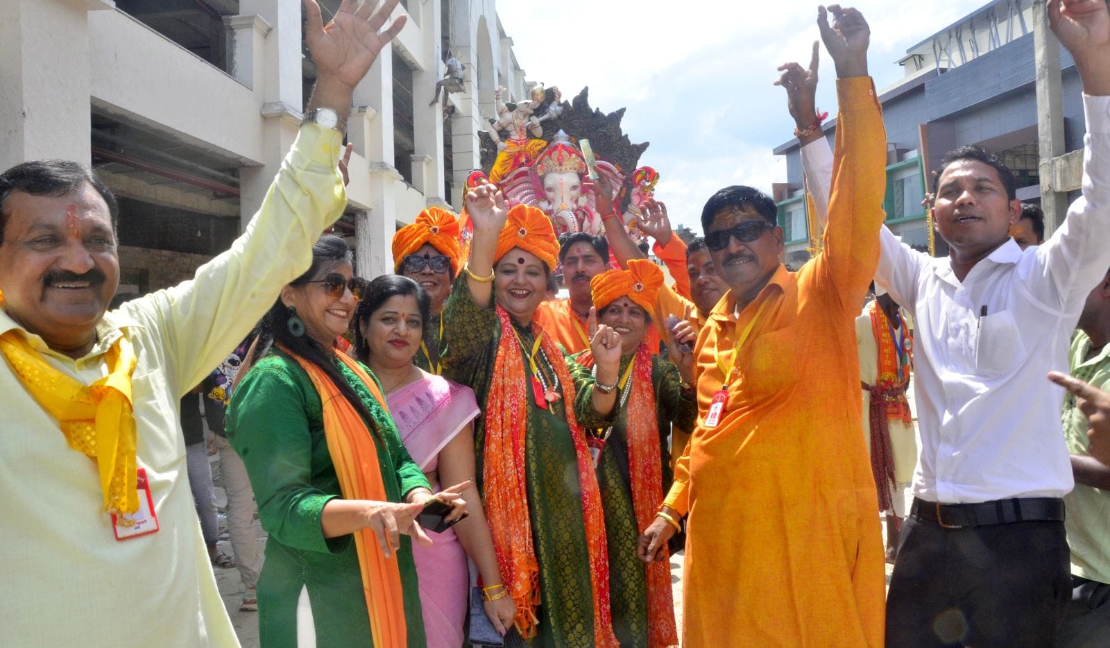 शहर में निकाली गई गणेश शोभायात्रा में शामिल गणेश जी की झांकी। संवाद