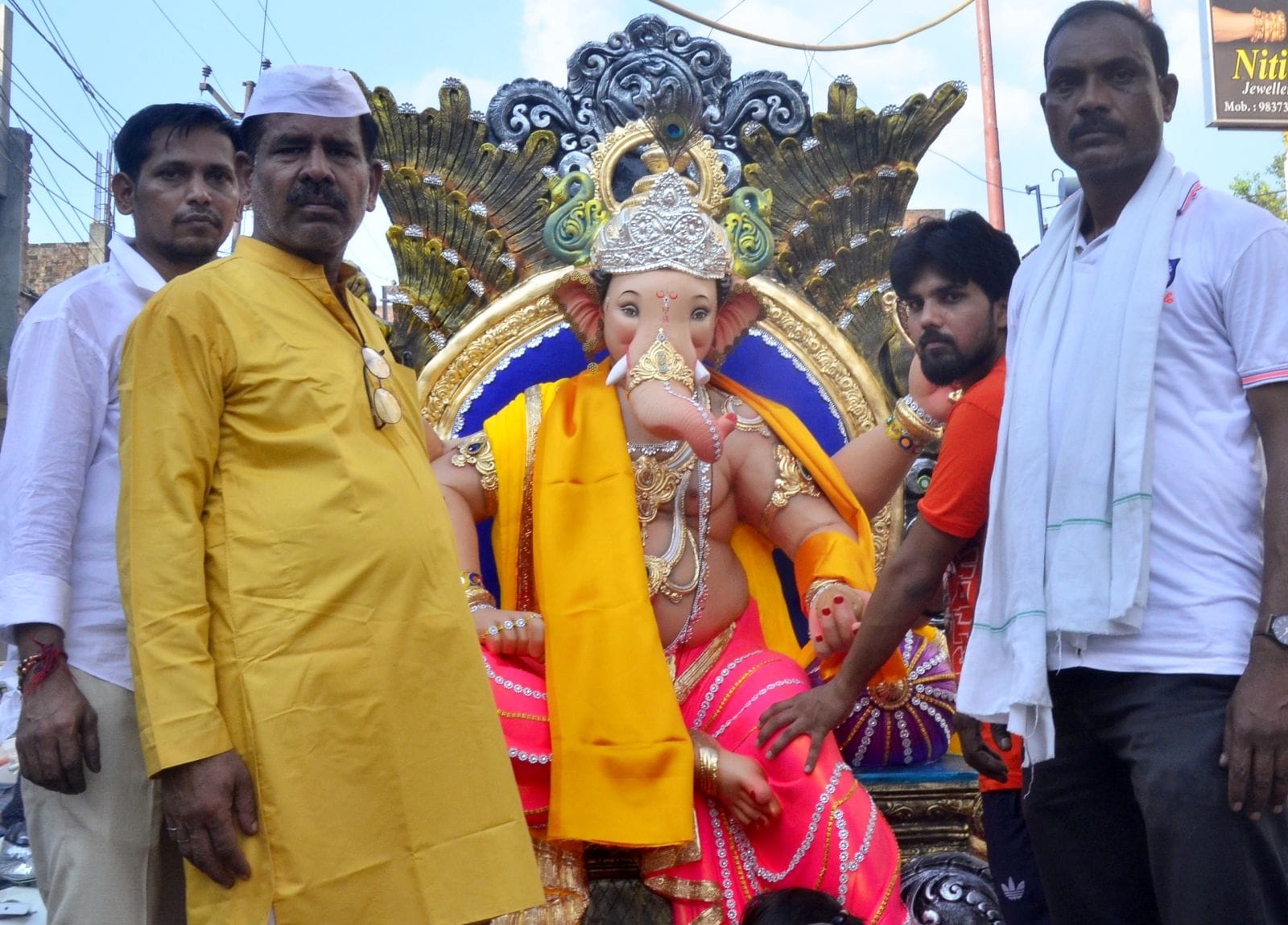 शहर में निकाली गई गणेश शोभायात्रा में शामिल गणेश जी की झांकी। संवाद