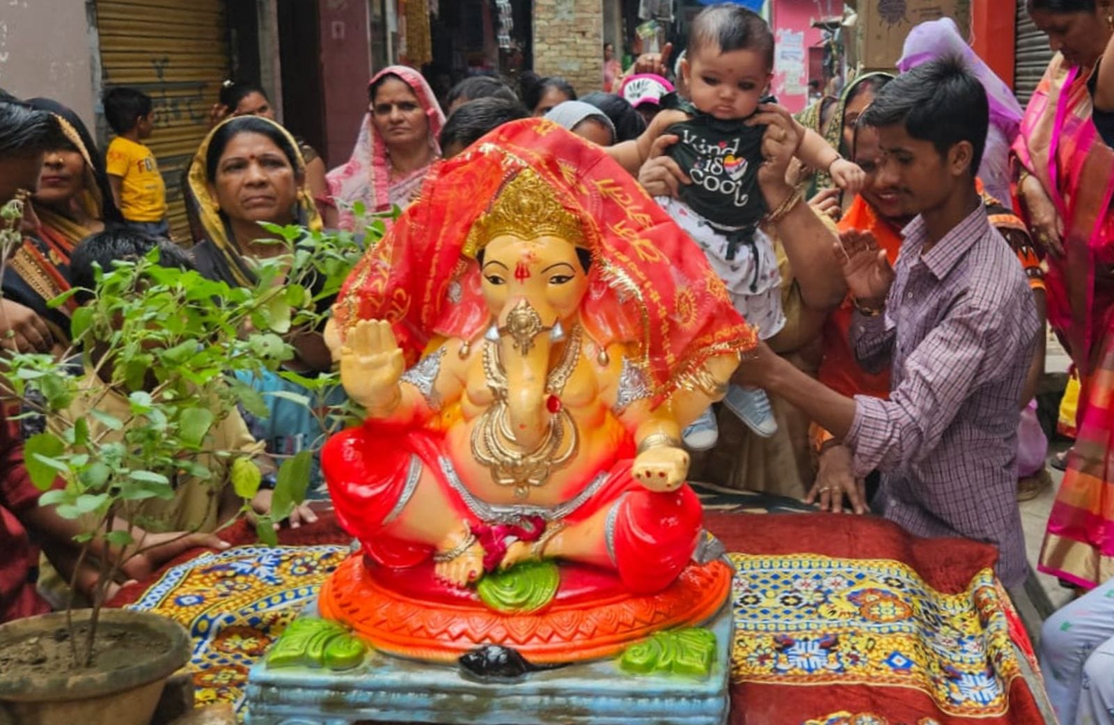 शहर में निकाली गई गणेश शोभायात्रा में शामिल गणेश जी की झांकी। संवाद