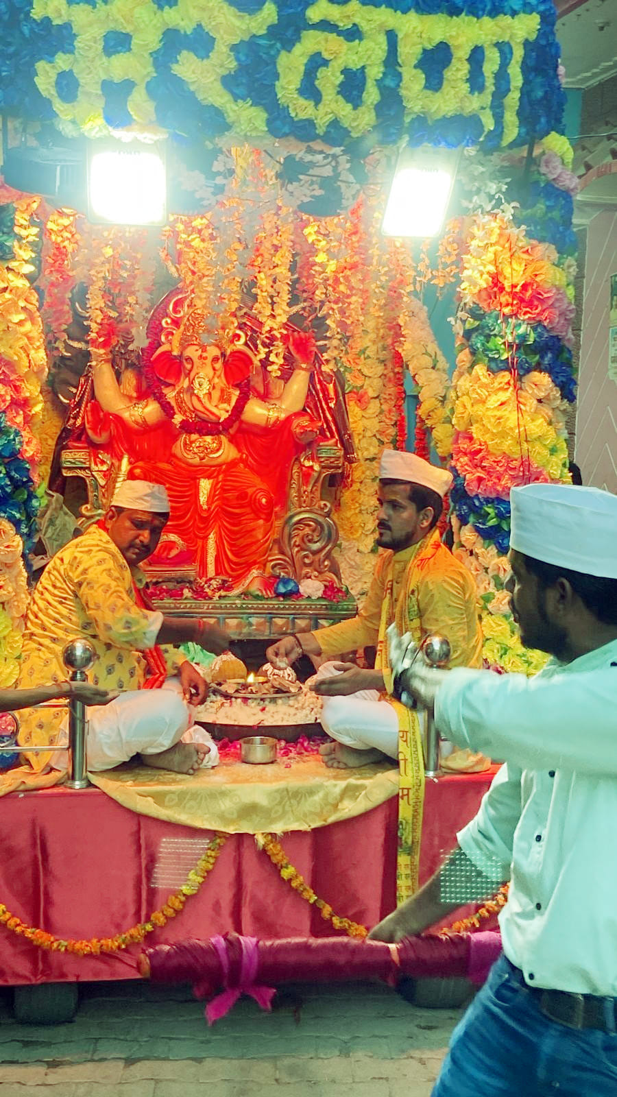 शहर में निकाली गई गणेश शोभायात्रा में शामिल गणेश जी की झांकी। संवाद