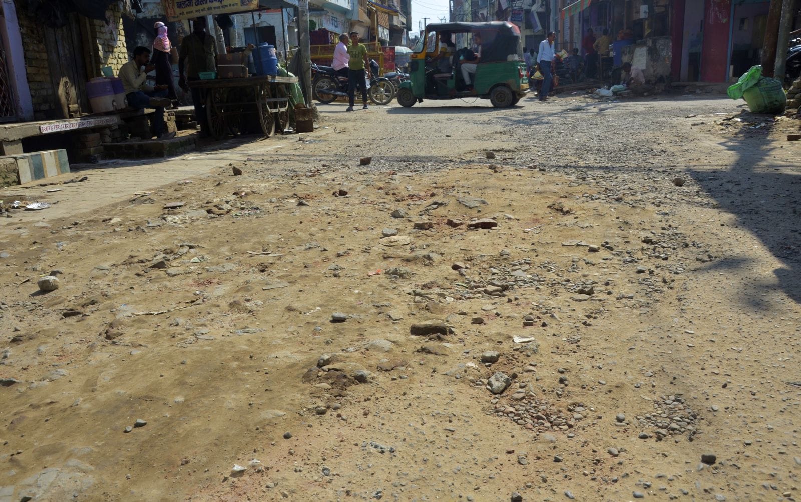 टिकटगंज से पुरानी चुंगी को जाने वाली टूटी पड़ी सड़क। संवाद