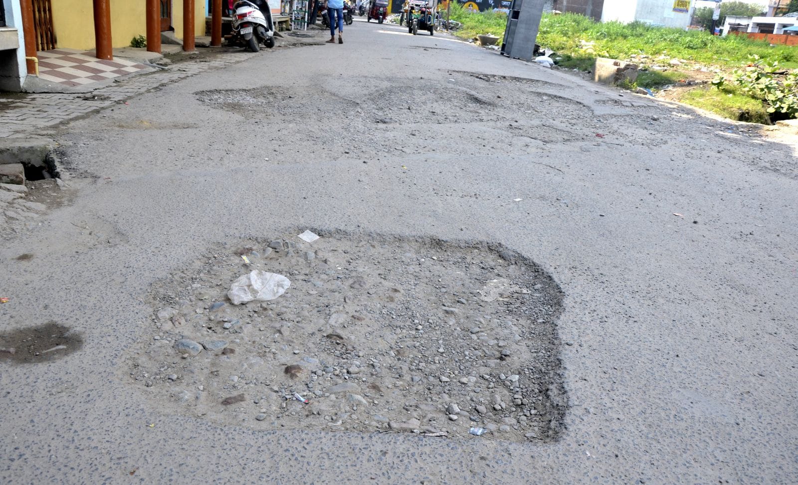 टिकटगंज से पुरानी चुंगी को जाने वाली टूटी पड़ी सड़क। संवाद