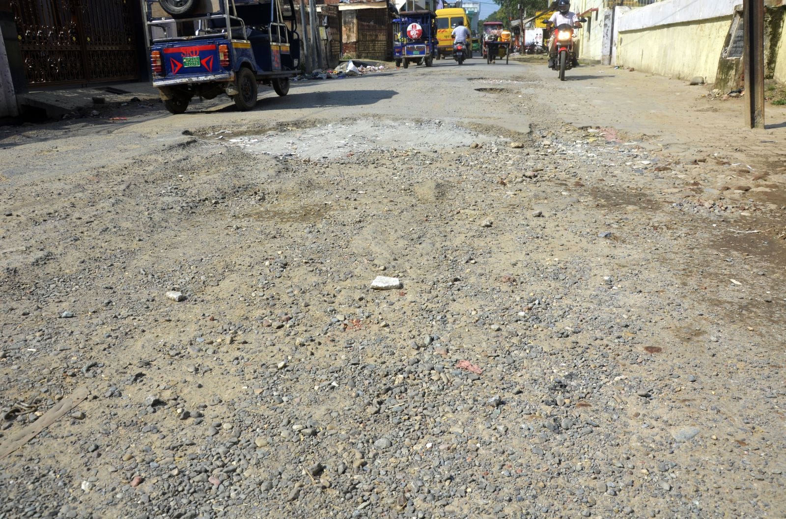 टिकटगंज से पुरानी चुंगी को जाने वाली टूटी पड़ी सड़क। संवाद