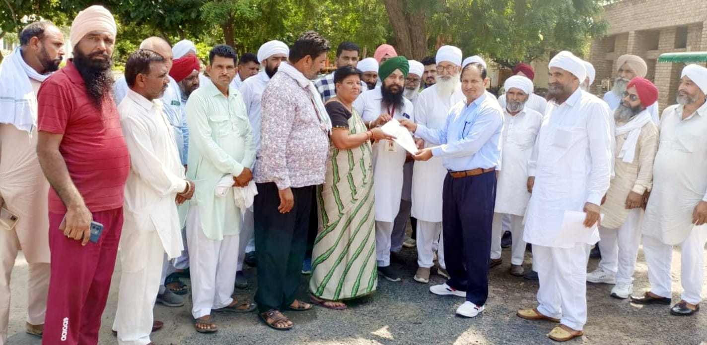 ऐलनाबाद में एसडीएम व मार्केट कमेटी सचिव को ज्ञापन सौंपते राष्ट्रीय संयुक्त मोर्चा से जुड़े ट्रक 