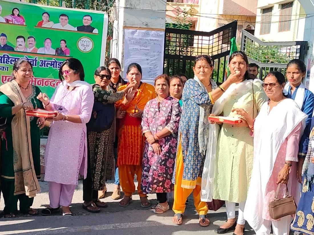अल्मोड़ा में एक-दूसरे को मिठाई खिलाते भाजपा कार्यकर्ता। संवाद अल्मोड़ा में एक-दूसरे को मिठाई खिलाते भाजपा कार्यकर्ता। संवाद