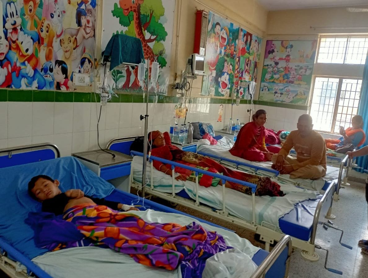 बागेश्वर के जिला अस्पताल में बने डेंगू वार्ड का निरीक्षण करते सीएमएस डॉ. एसपी त्रिपाठी। संवाद बागेश्वर के जिला अस्पताल में बने डेंगू वार्ड का निरीक्षण करते सीएमएस डॉ. एसपी त्रिपाठी। संवाद