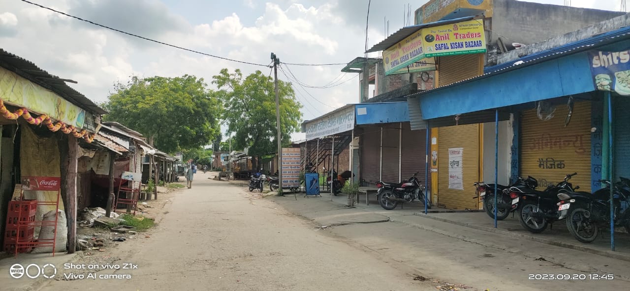 चंदिया हजारा में प्रदर्शनकारियो से वार्ता करते एसडीएम राजेश कुमार शुक्ला ।