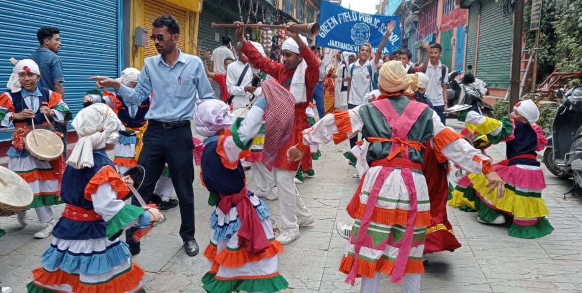 फोटो - 21 एएलएम 24पी -अल्मोड़ा के नंदादेवी मेले के दौरान सांस्कृतिक जुलूस निकालते विद्यार्थी। सं फोटो - 21 एएलएम 24पी -अल्मोड़ा के नंदादेवी मेले के दौरान सांस्कृतिक जुलूस निकालते विद्यार्थी। सं