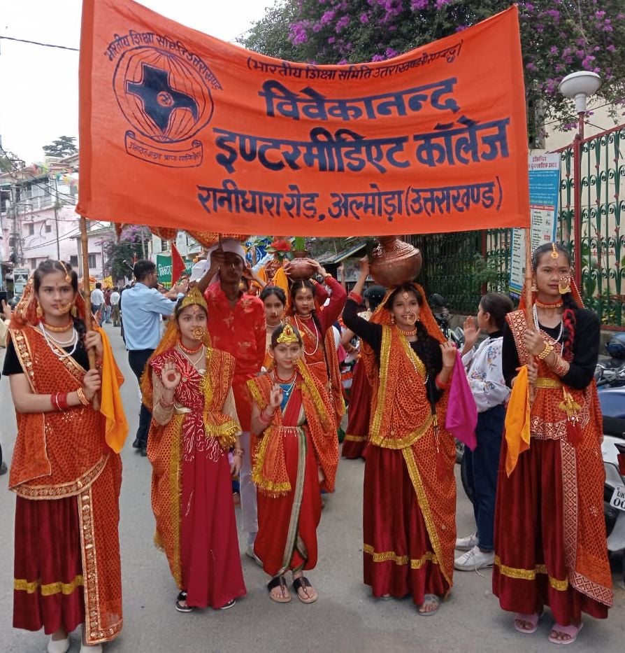 फोटो - 21 एएलएम 24पी -अल्मोड़ा के नंदादेवी मेले के दौरान सांस्कृतिक जुलूस निकालते विद्यार्थी। सं फोटो - 21 एएलएम 24पी -अल्मोड़ा के नंदादेवी मेले के दौरान सांस्कृतिक जुलूस निकालते विद्यार्थी। सं