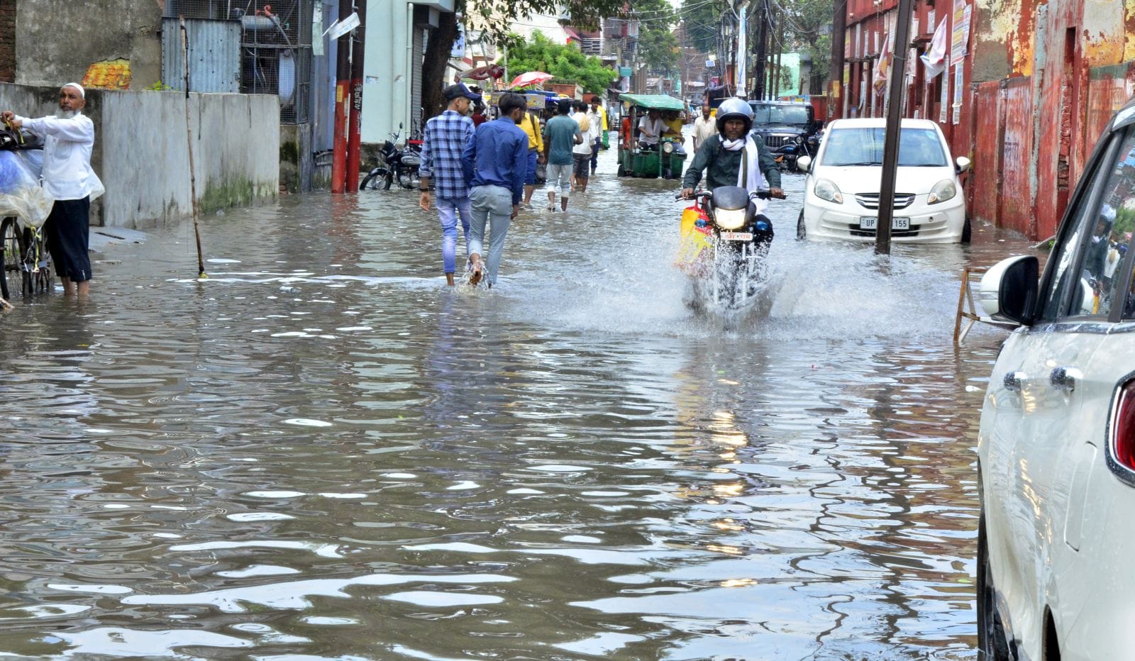 जिला अस्पताल परिसर में भरा बारिश का पानी। संवाद जिला अस्पताल परिसर में भरा बारिश का पानी। संवाद