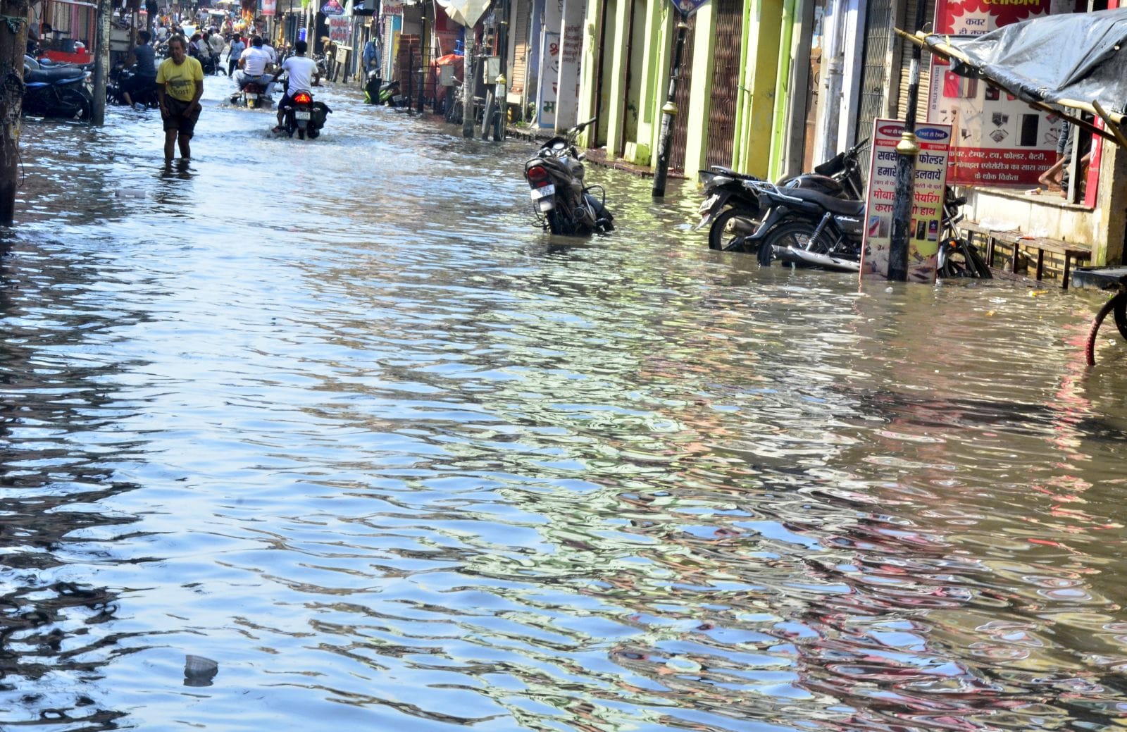 जिला अस्पताल परिसर में भरा बारिश का पानी। संवाद जिला अस्पताल परिसर में भरा बारिश का पानी। संवाद