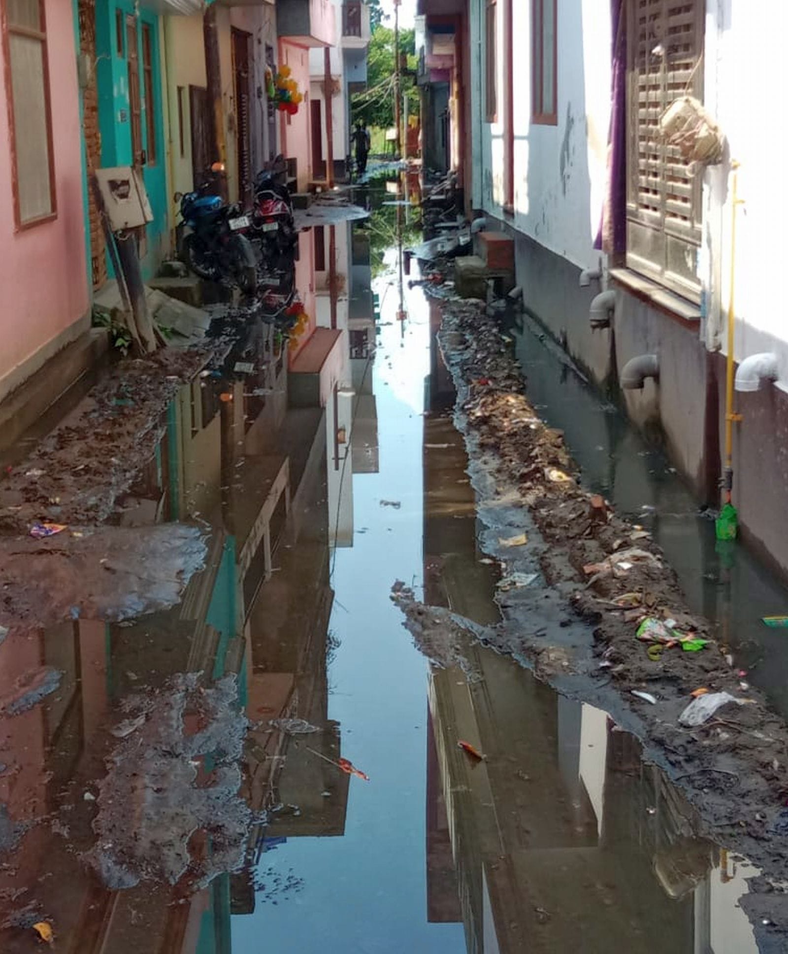 जिला अस्पताल परिसर में भरा बारिश का पानी। संवाद जिला अस्पताल परिसर में भरा बारिश का पानी। संवाद