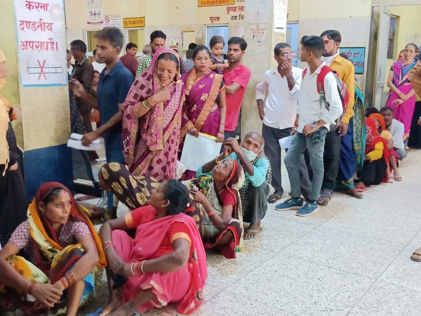 जिला महिला चिकित्सालय का बंद किया गया गेट । संवाद जिला महिला चिकित्सालय का बंद किया गया गेट । संवाद