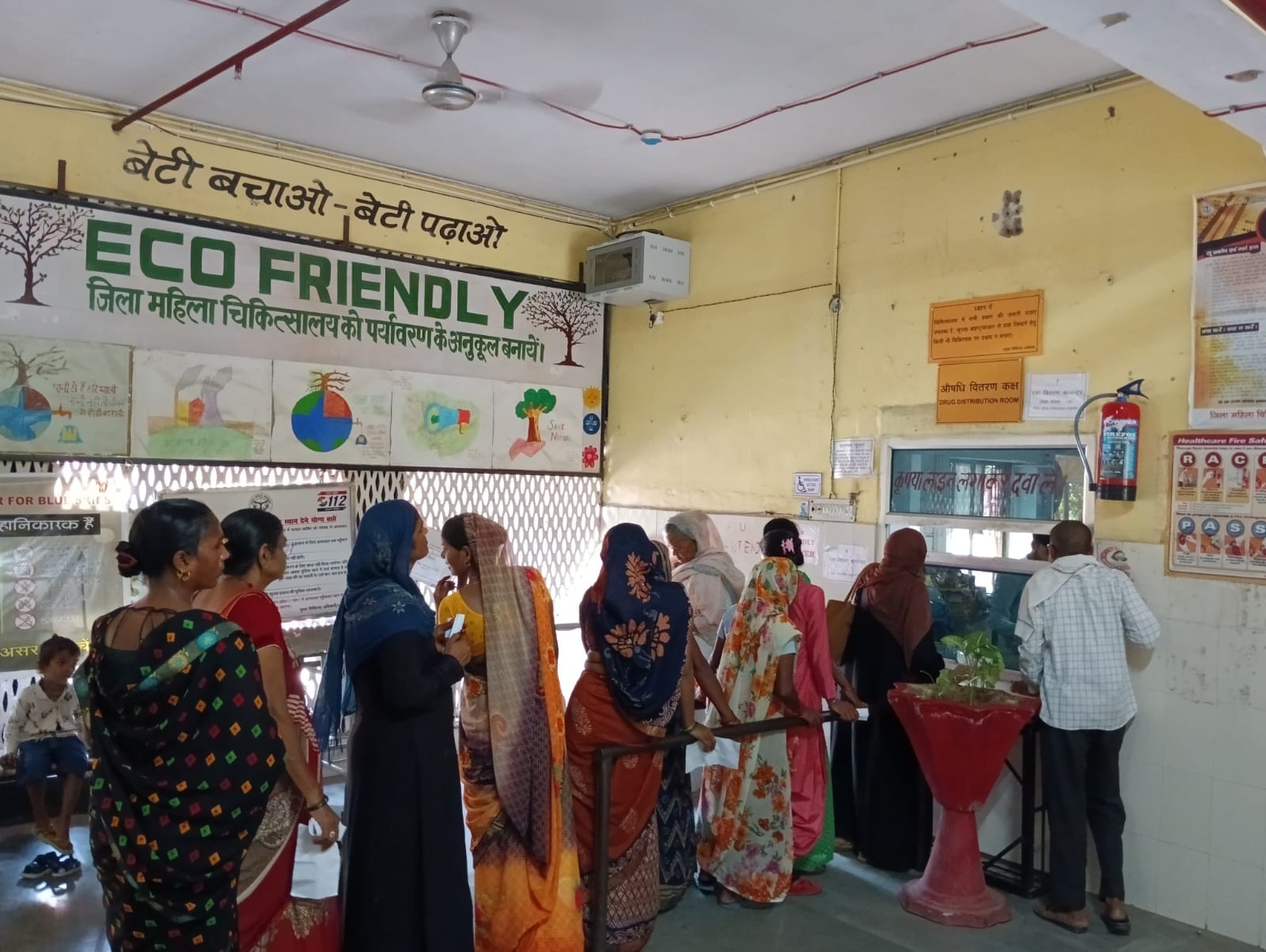 जिला महिला चिकित्सालय का बंद किया गया गेट । संवाद जिला महिला चिकित्सालय का बंद किया गया गेट । संवाद