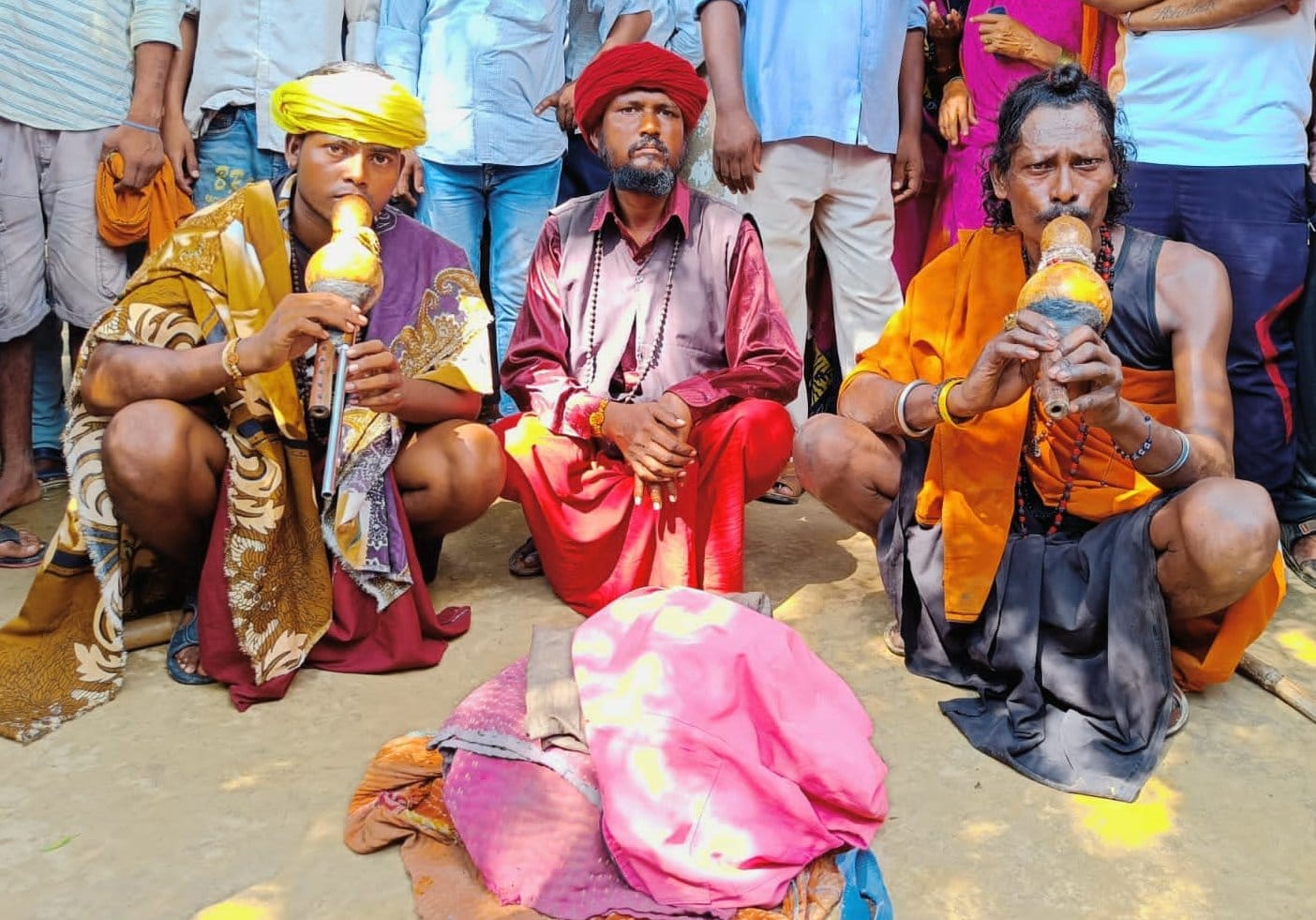लालगंज के धधुआ गाजन में नाग नागिन के जोड़े को पकड़ता सपेरा। संवाद लालगंज के धधुआ गाजन में नाग नागिन के जोड़े को पकड़ता सपेरा। संवाद