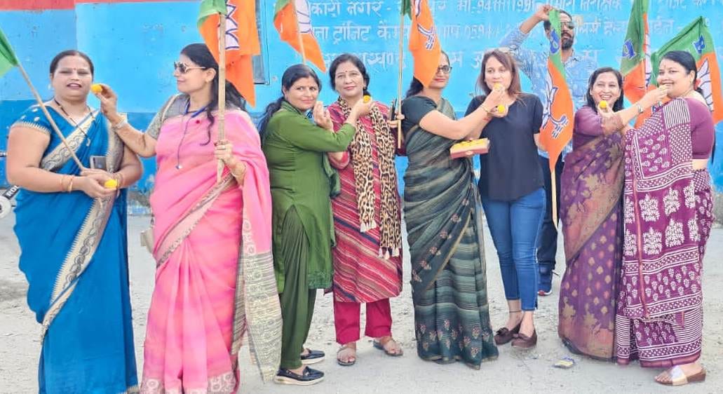 महिला बिल पास होने पर खुशी जताती महिलाऐं महिला बिल पास होने पर खुशी जताती महिलाऐं