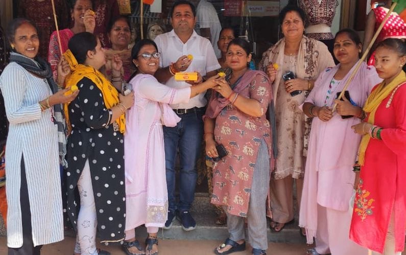 महिला बिल पास होने पर खुशी जताती महिलाऐं महिला बिल पास होने पर खुशी जताती महिलाऐं