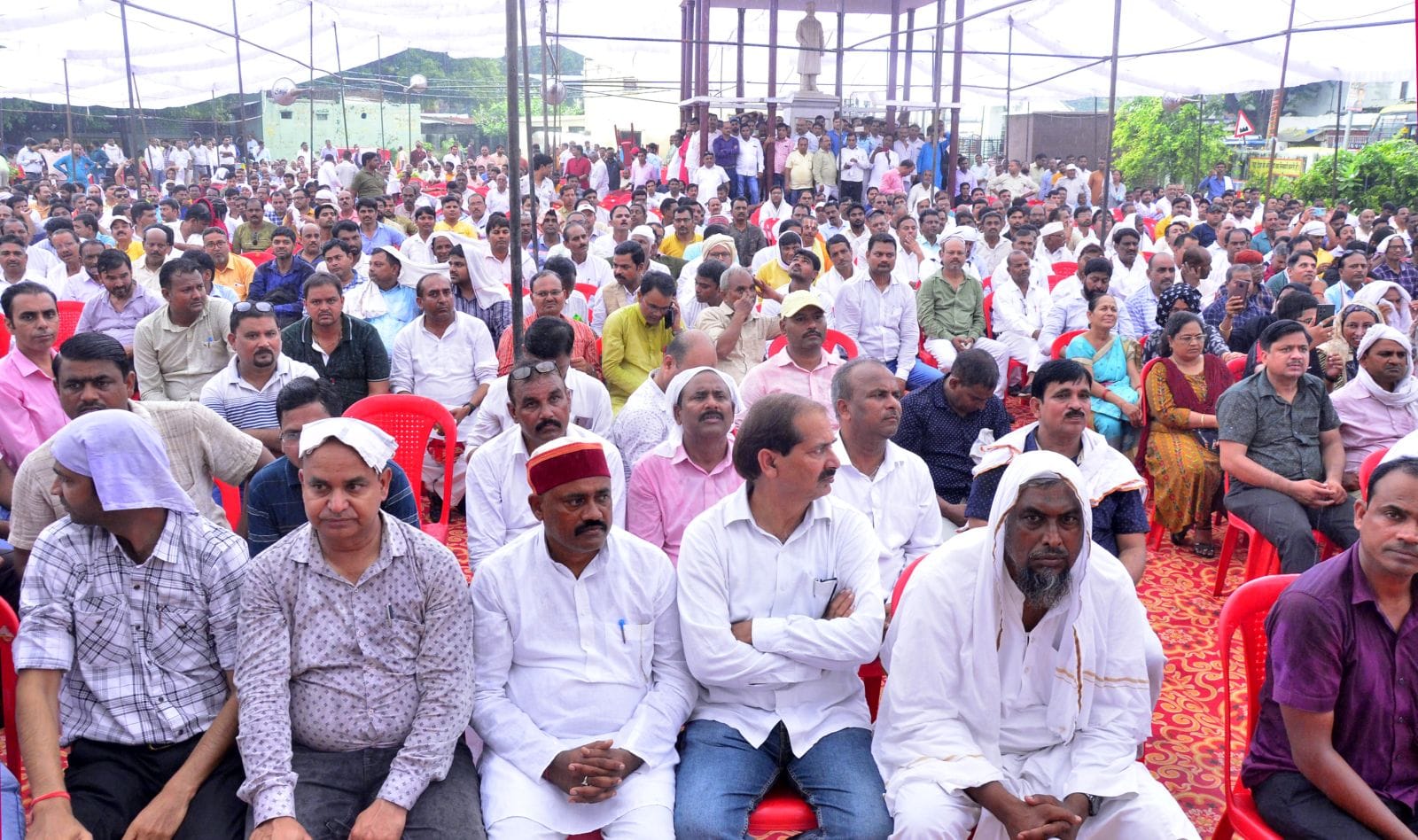 मालवीय आवास पर जिलाध्यक्ष संजीव शर्मा को निलंबन बहाली का पत्र देते हुए सिटी मजिस्ट्रेट। संवाद मालवीय आवास पर जिलाध्यक्ष संजीव शर्मा को निलंबन बहाली का पत्र देते हुए सिटी मजिस्ट्रेट। संवाद