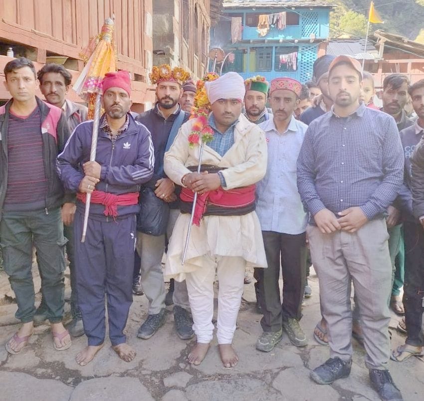 मणिमहेश यात्रा के दौरान हड़सर के लिए रवाना होती कार्तिक स्वामी मंदिर की पवित्र छड़ी। स्रोत : जा
