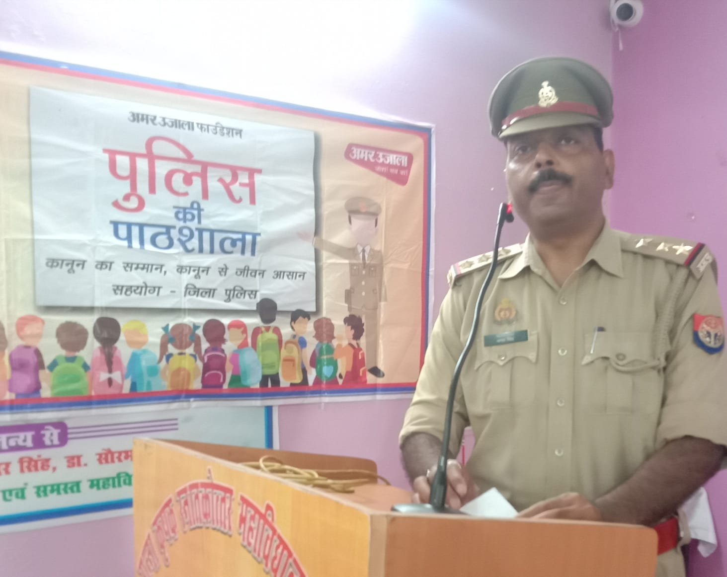 पुलिस की पाठशाला को संबोधित करते पुलिस क्षेत्रााधिकारी आलोक सिह । संवाद