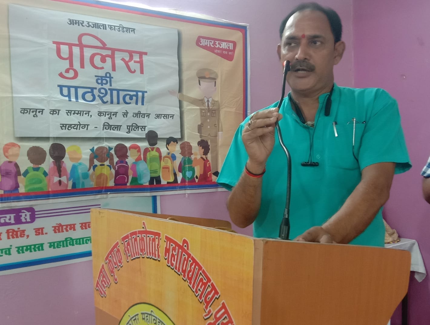 पुलिस की पाठशाला को संबोधित करते पुलिस क्षेत्रााधिकारी आलोक सिह । संवाद