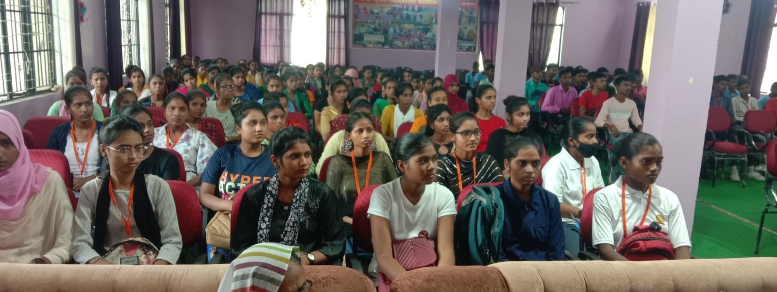 पुलिस की पाठशाला को संबोधित करते पुलिस क्षेत्रााधिकारी आलोक सिह । संवाद