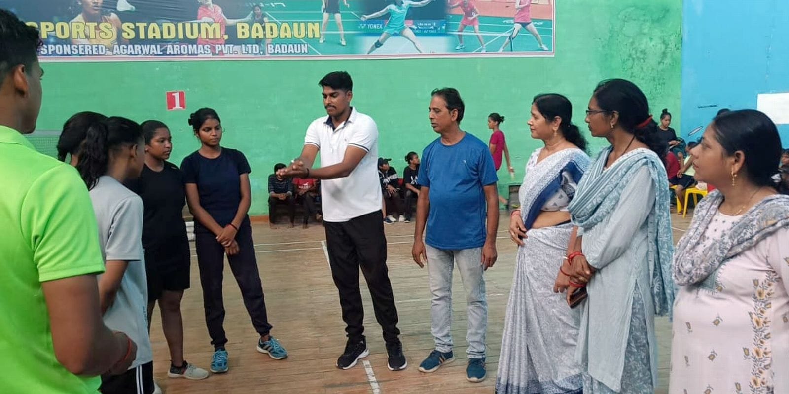 स्पोट्स स्टेडियम में बैडमिंटन खेलतीं खिलाड़ी।स्रोत-स्टेडियम