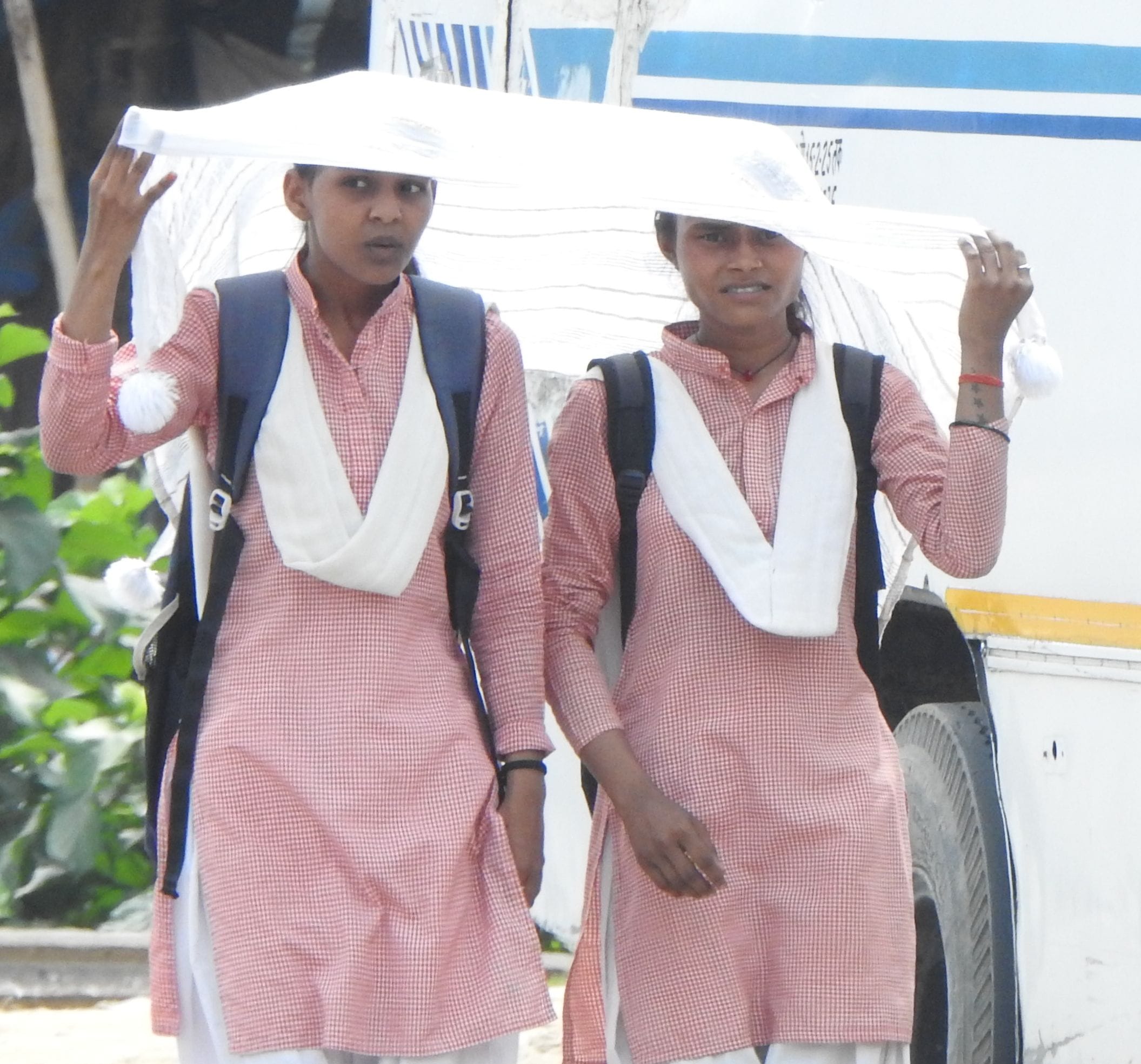 ट्रांसफार्मर रिपेयर करते कर्मी। ट्रांसफार्मर रिपेयर करते कर्मी।