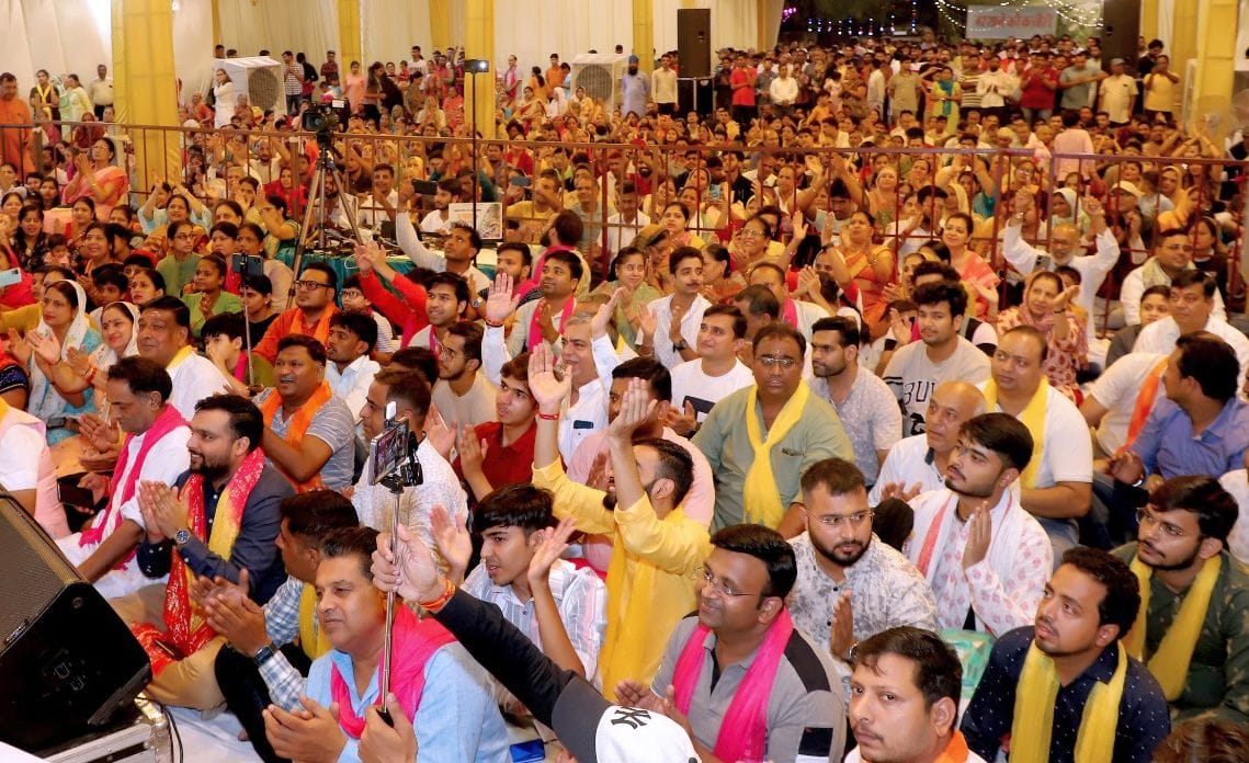 विद्यार्थियों को उनके हितों के बारे में जानकारी देते हुए हितेश ढांडा।  संवाद
