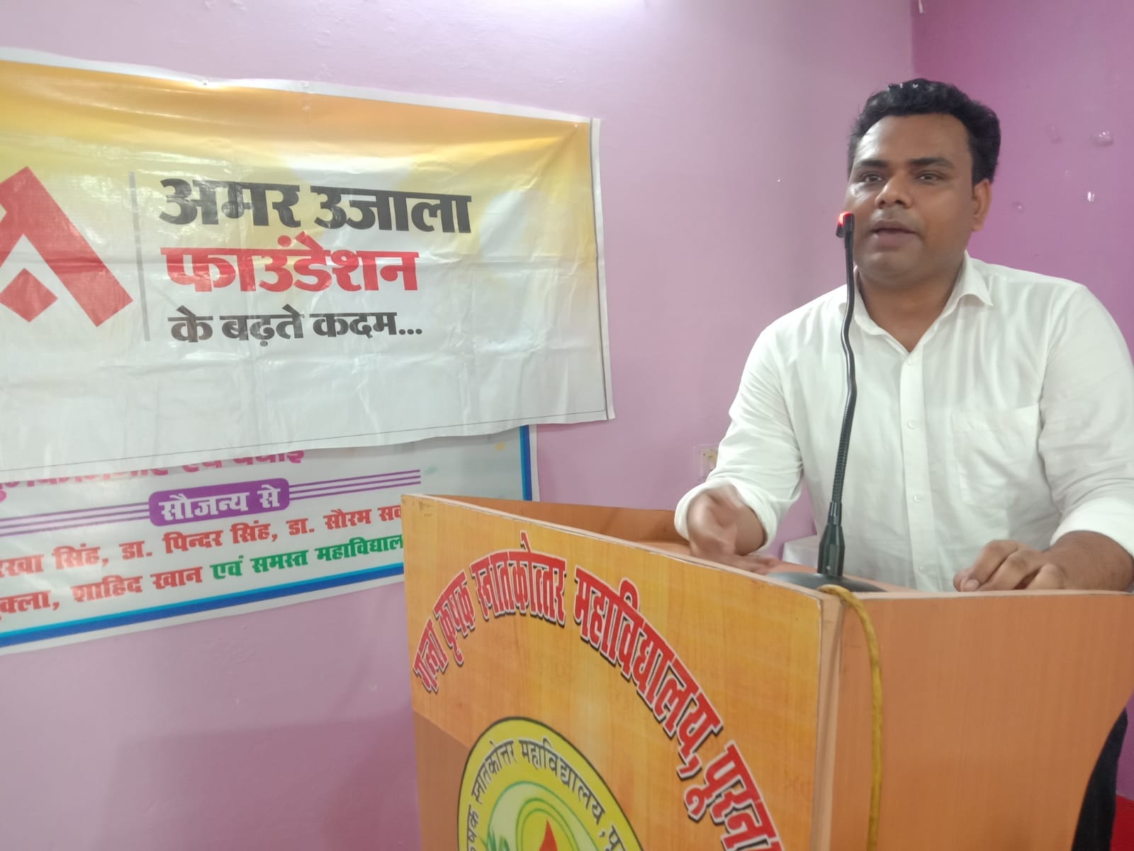 अमर उजाला के करियर कांउसलिग को संबोधित करते डिप्टी कमिश्नर उघोग आत्मदेव शर्मा । संवाद