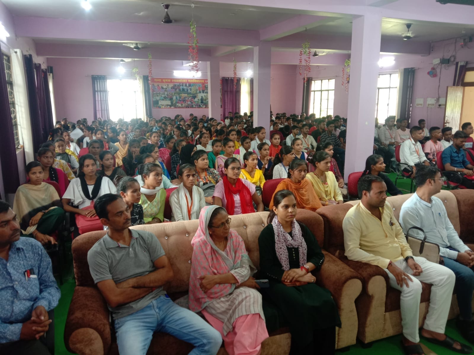 अमर उजाला के करियर कांउसलिग को संबोधित करते डिप्टी कमिश्नर उघोग आत्मदेव शर्मा । संवाद